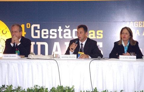 Ademar Devens preside mesa redonda sobre plano de desenvolvimento ES-2025