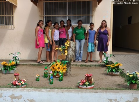 Na Escola Abílio Correia de Amorim material reciclado vira jardim florido