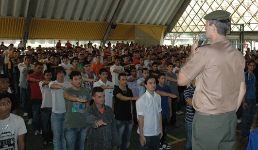 Autoridades locais e do Exército se reuniram com jovens em juramento à Bandeira Nacional 