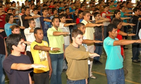 Juramento à bandeira reúne jovens no CAIC em Aracruz