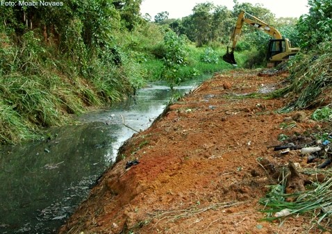 Secretaria de Infraestrutura e Transportes de Aracruz intensifica limpeza de valas no município