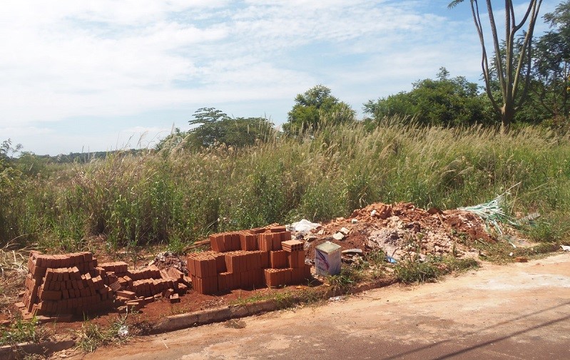 Prefeitura conscientiza moradores quanto a entulhos em calçadas e limpeza de terrenos baldios 