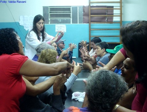 Terapia das mãos ajuda a melhorar os movimentos, recuperar a auto estima e promover socialização