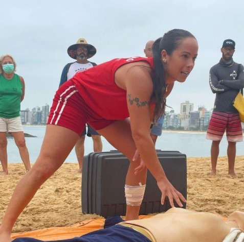 Capitã Gabriela, instrutora do 1º Surf-Salva