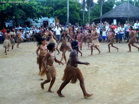 Aldeia de Caieiras Velha comemora dia do Índio com anúncio de escola nova e muita dança em Aracruz