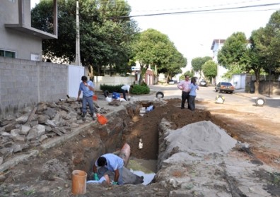 Construção de rede coletora de esgoto no Centro de Aracruz vai beneficiar 10 mil pessoas