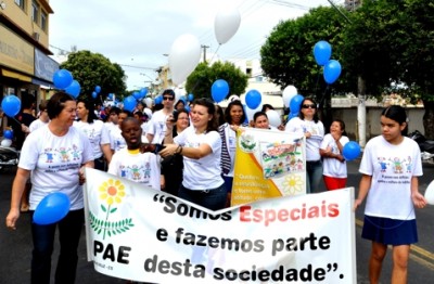 Em Aracruz desfile chama atenção sobre inclusão e valorização das pessoas com deficiência