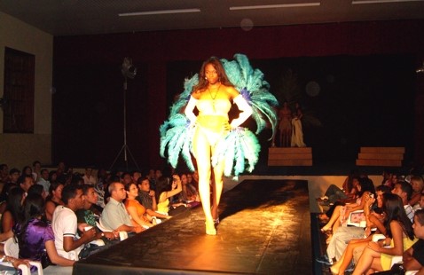 O desfile `A Vitória Secreta´ mostrou o glamour da costura em Aracruz