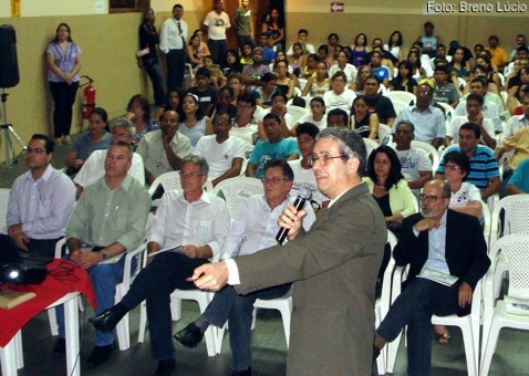 População aracruzense assiste palestra para conhecer o Prominp