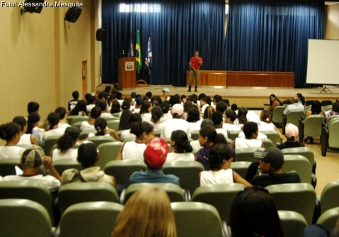 Sesp Itinerante ensina estudantes de Aracruz a dizer não às drogas com palestras, teatro e quadrinhos