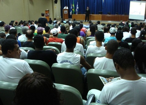 Mais de 300 pessoas participaram da palestra 'Epidemia do Crack' na Câmara de Vereadores