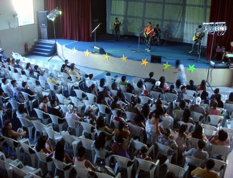 "O Domingo é Nosso": show de calouros apresenta novos talentos e diverte população