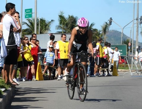 Atletas de Aracruz campeões do XVII Triathlon do Corpo de Bombeiros realizado em Vitória