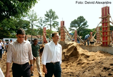 Prefeito de Aracruz acompanha comunidade em visita a obras do bairro Jequitibá