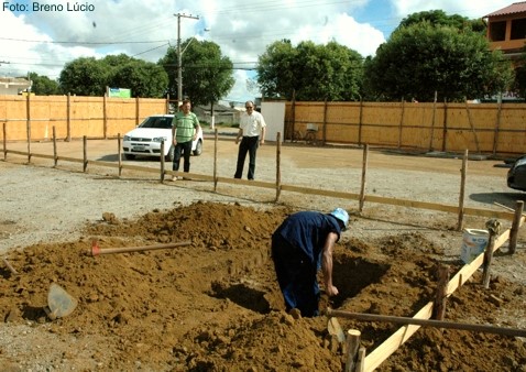 Prefeito visita obras de construção da Unidade de Saúde do bairro Guaxindiba