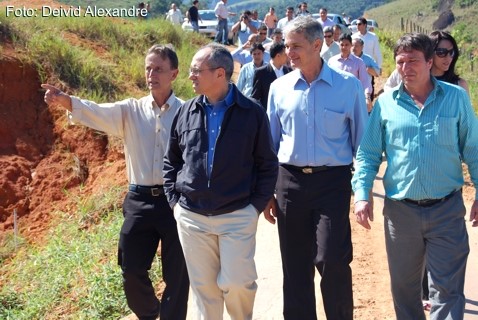 Prefeito em exercício de Aracruz e governador  visitam pavimentação da estrada de Santa Rosa